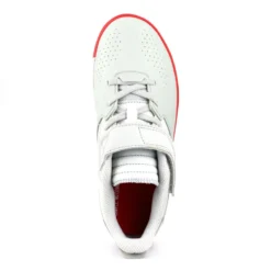 Kipsta Schoenen Voor Street Football Kinderen Barrio KID -Puma Verkoop 2024 schoenen voor street football barrio kid grijsrood 4